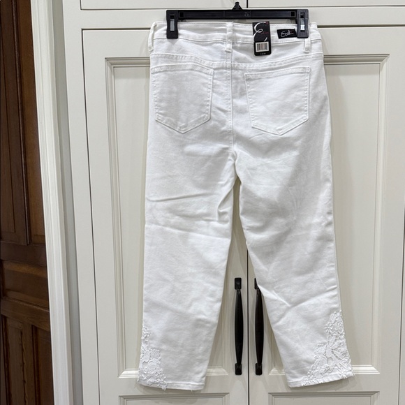 Earl Jeans Denim - Earl Jeans White Cropped Jeans with Lace Embroidery. Womens size 6.